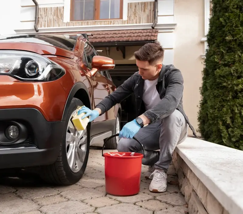 Lavage auto à domicile Plounéventer : professionnel intervenant sur un véhicule
